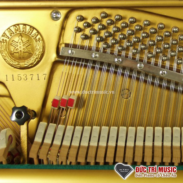 logo trên đàn piano yamaha u5b