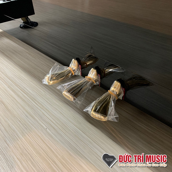 3 chân pedal mạ đồng của đàn piano yamaha ux10bl