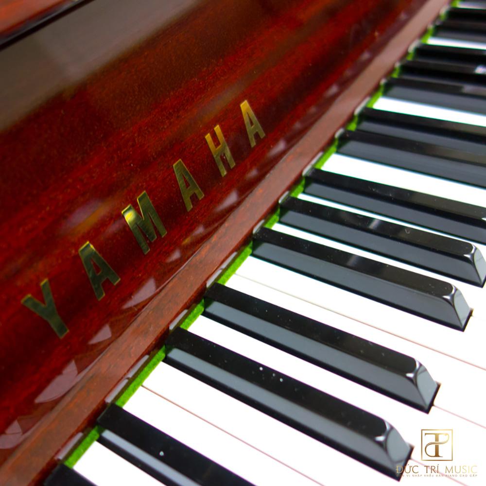 Đàn Piano Yamaha W102BS - Logo trên nắp phím