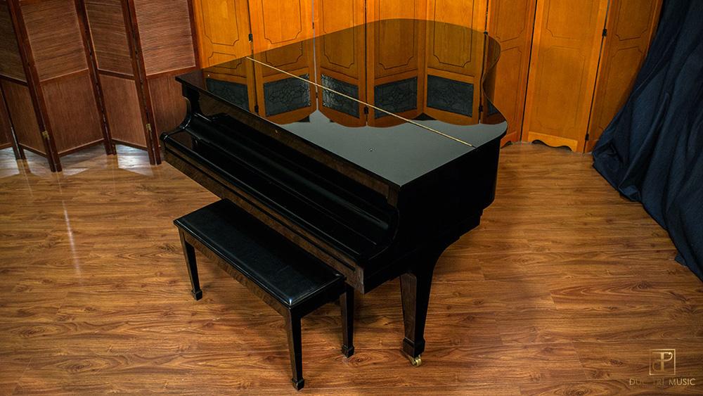 Thiết kế sang trọng của Kawai KG2C nổi bật với lớp sơn đen bóng, tráng gương