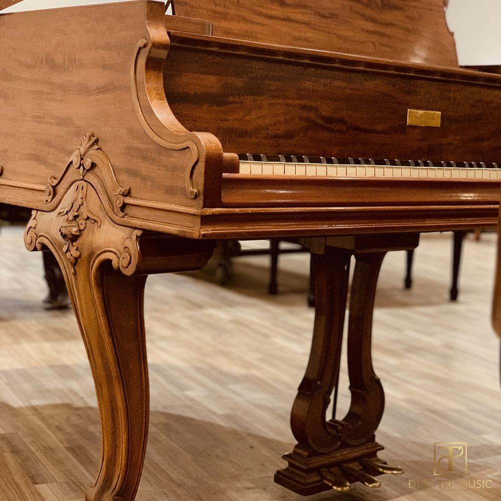Đàn Piano Wm Knabe & Co Louis XV - Họa tiết bên phải bàn phím đàn