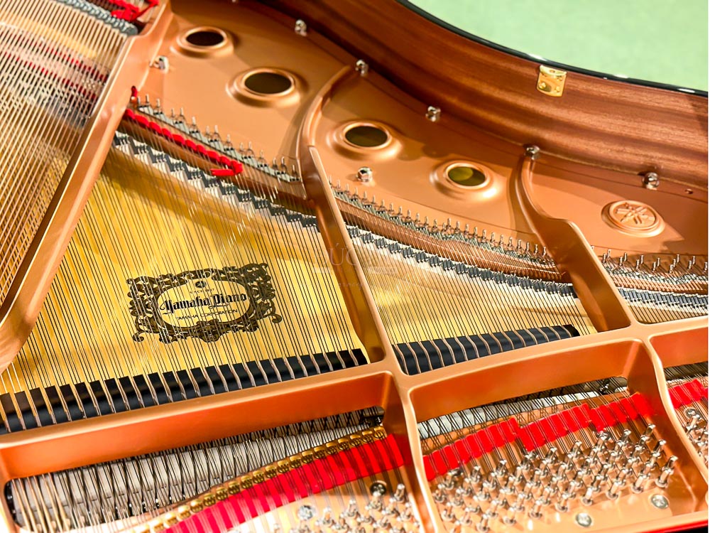 Vành đàn trong, khung đàn và soundboard của Đàn Piano Cơ Yamaha GC1 Grand