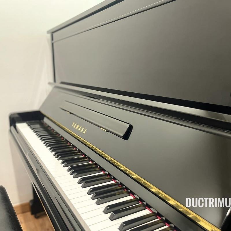 Yamaha U1A 17 Bàn phím và logo của chiếc đàn piano Yamaha U1A