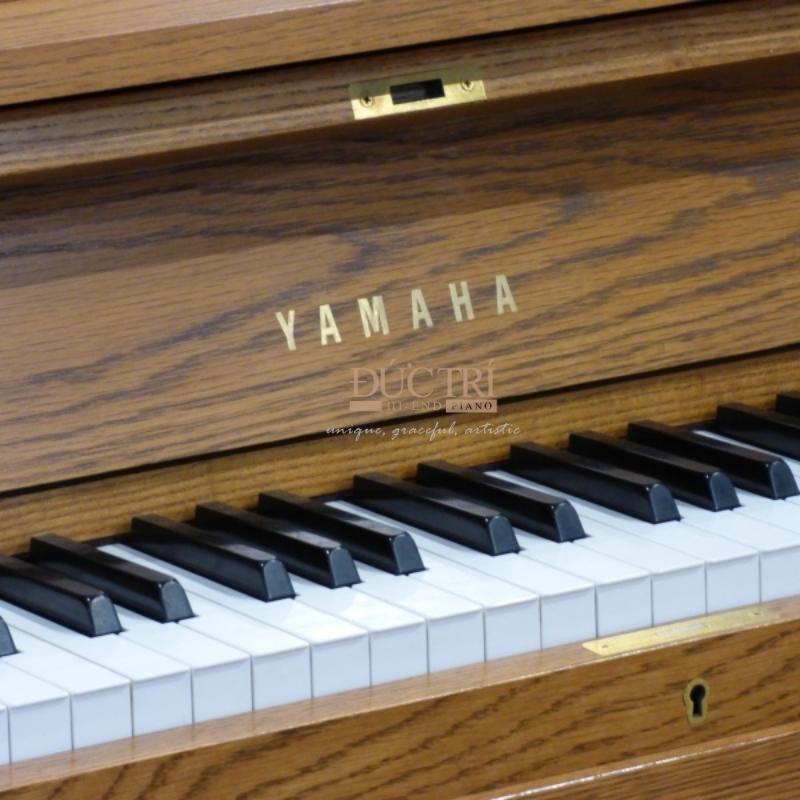 Yamaha W103 7 Logo và bàn phím chiếc đàn PianoYamaha W103