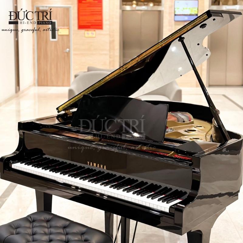 Yamaha G3B 28 Phía trước chiếc đàn Yamaha G3B