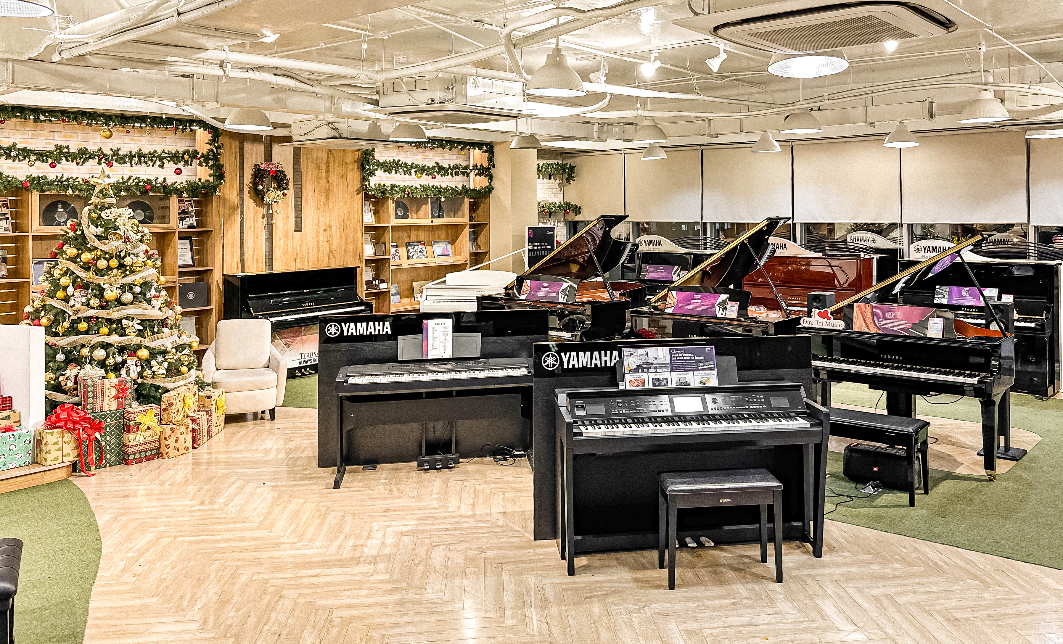 Showroom đẹp - đàn piano chất lượng - giá tốt