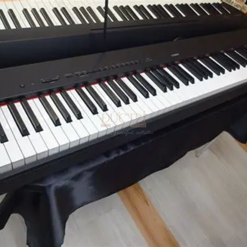 Yamaha P-225 7 Logo và bàn phím chiếc đàn Yamaha P-225