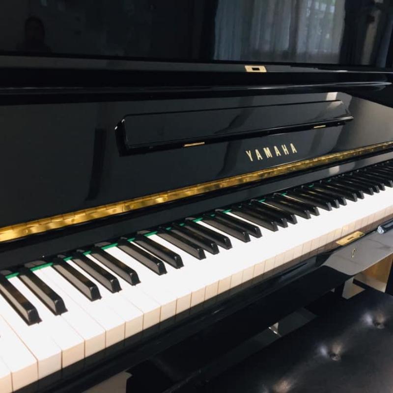 Yamaha UX5 11 Logo và các phím trên đàn Đàn Piano Yamaha UX5