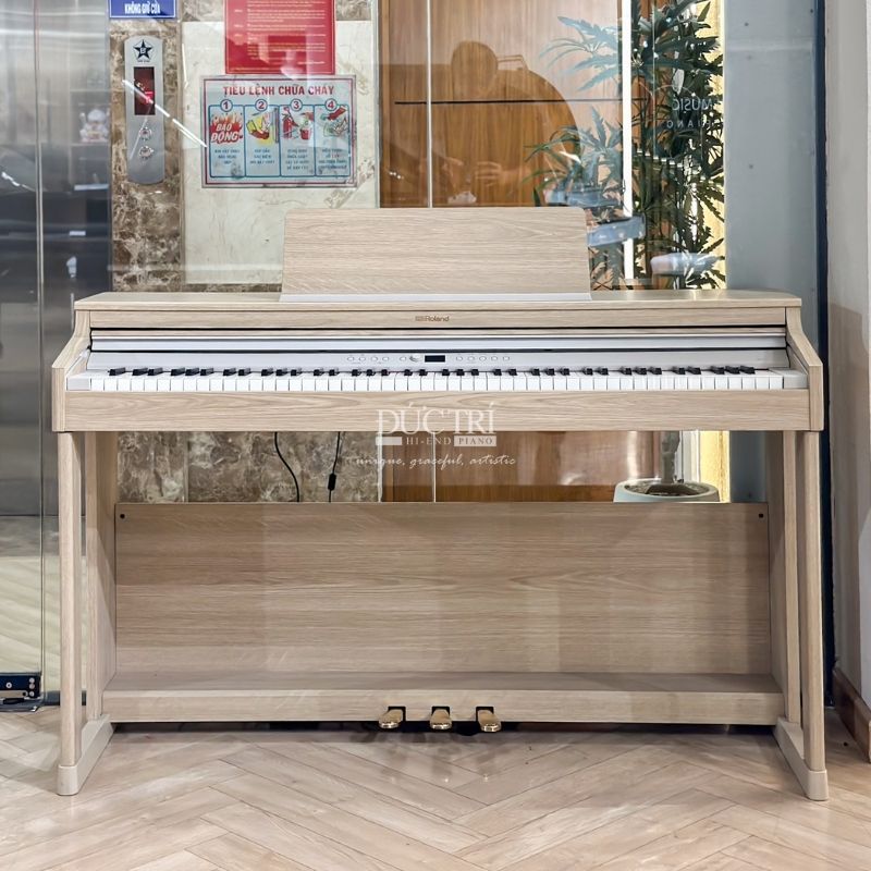 Roland RP701 1 Đàn Piano Roland RP701 được trưng bày tại Showroom của Piano Đức Trí