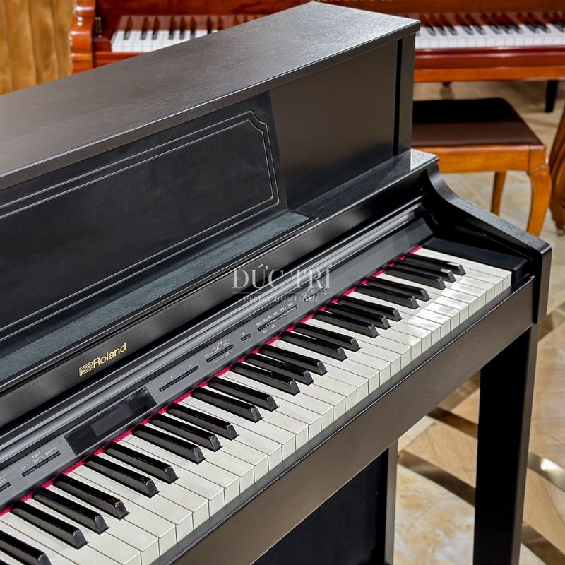Roland LX706 8 Logo và bàn phím của đàn piano điện Roland LX706