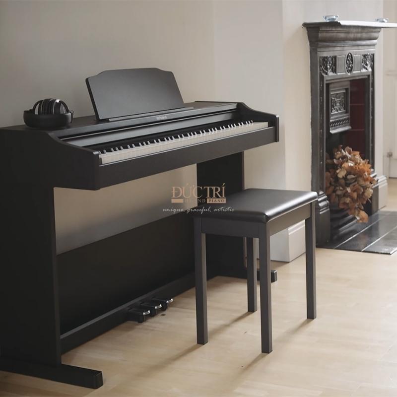 Roland RP102 7 Đàn Piano Roland RP102 được bàn giao và trưng bày tại nhà của khách hàng