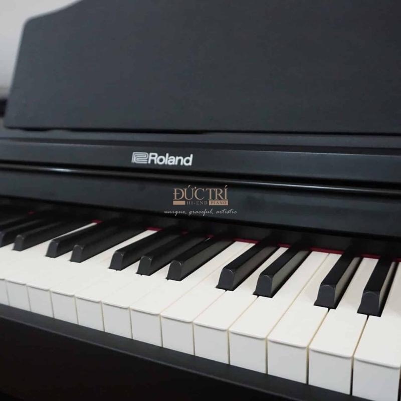 Roland RP102 6 Logo và bàn phím chiếc đàn Piano Roland RP102