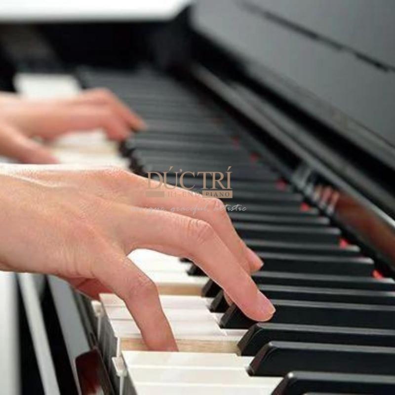 Yamaha CLP-745 7 Logo và bàn phím chiếc đàn Yamaha CLP-745