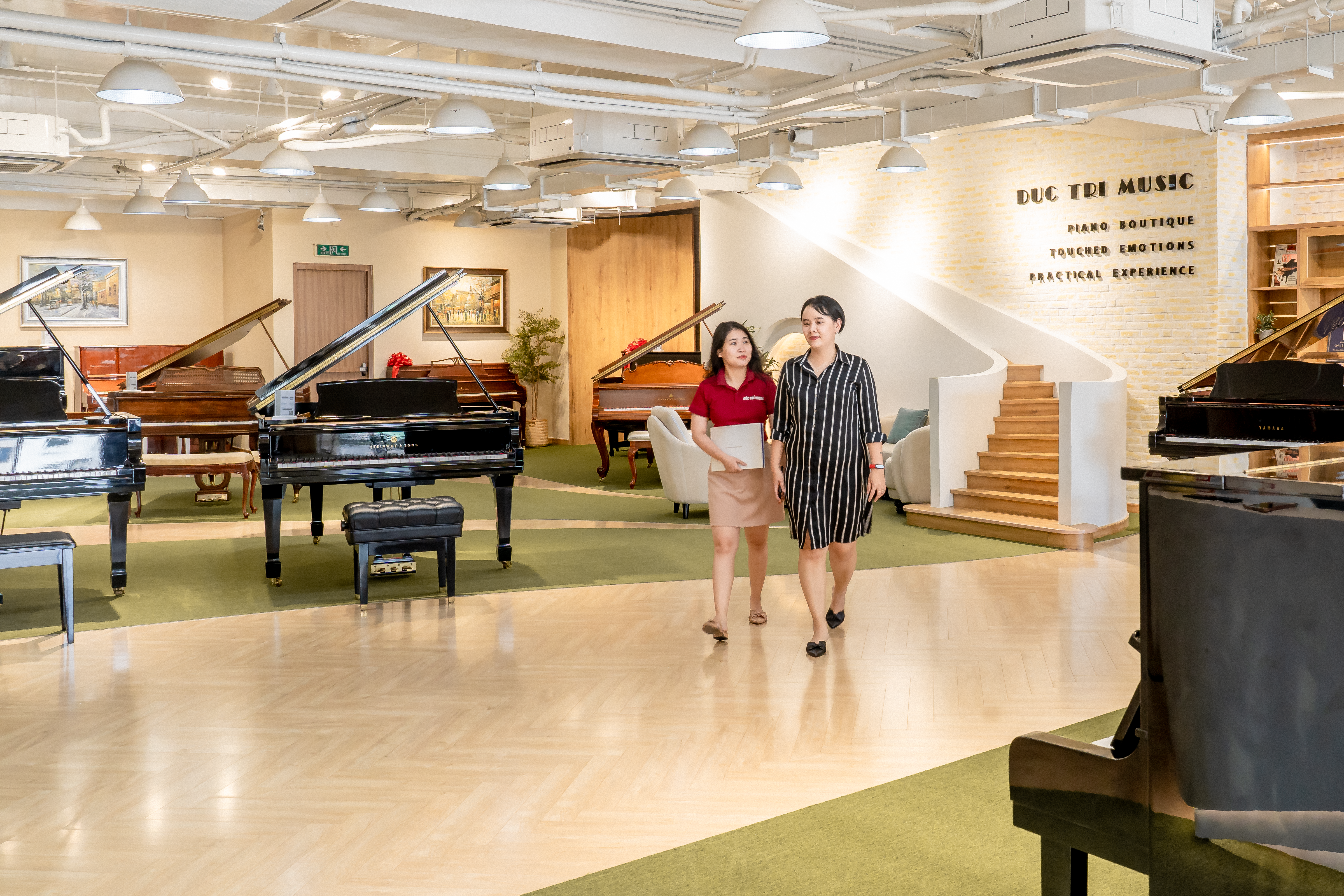 Đội ngũ nhân viên tận tình, kinh nghiệm chăm sóc khách hàng tại Piano Đức Trí