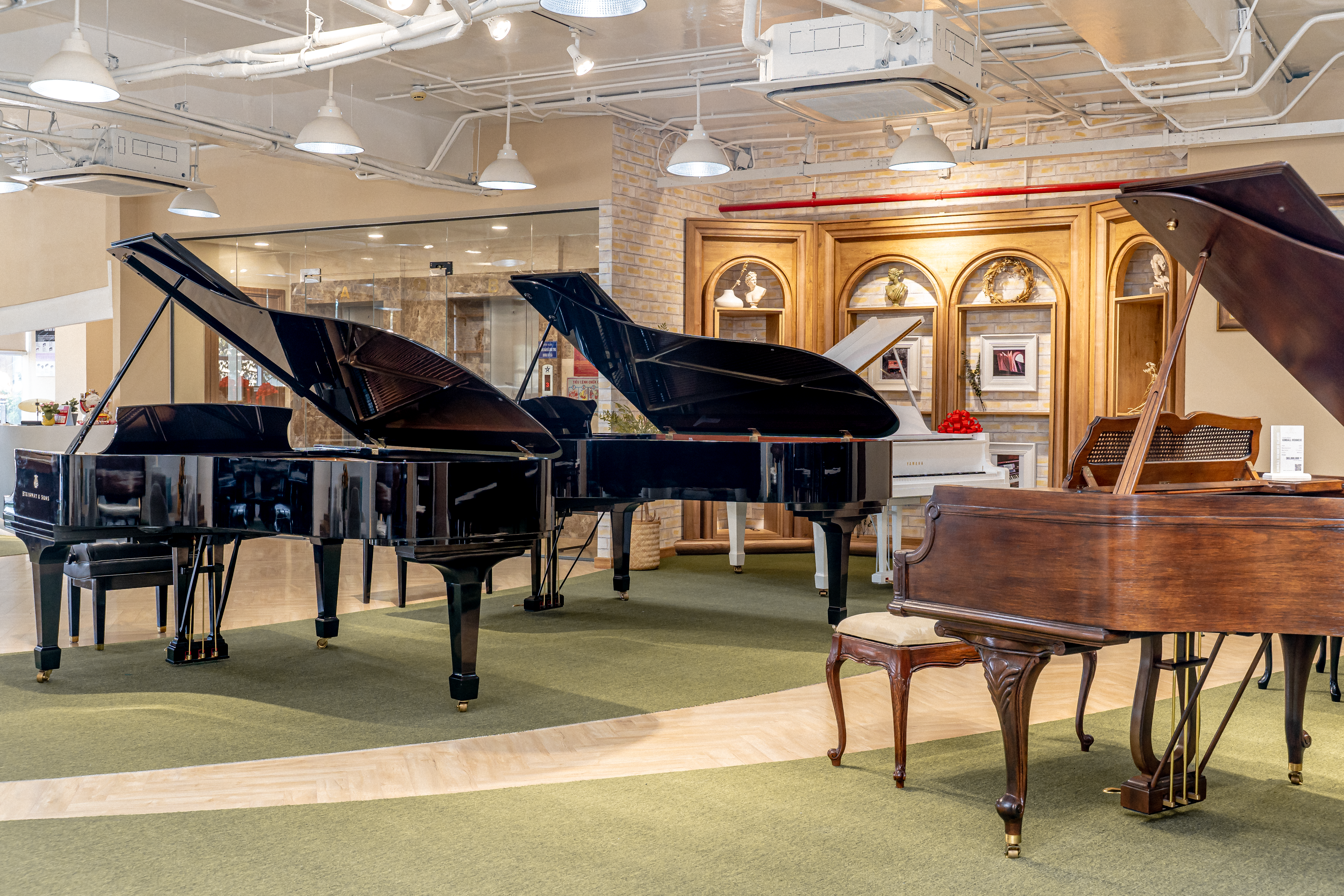 Yamaha C3E 4 Showroom Piano Đức Trí, bạn sẽ được trải nghiệm không gian âm nhạc sang trọng với những chiếc đàn chất lượng cao