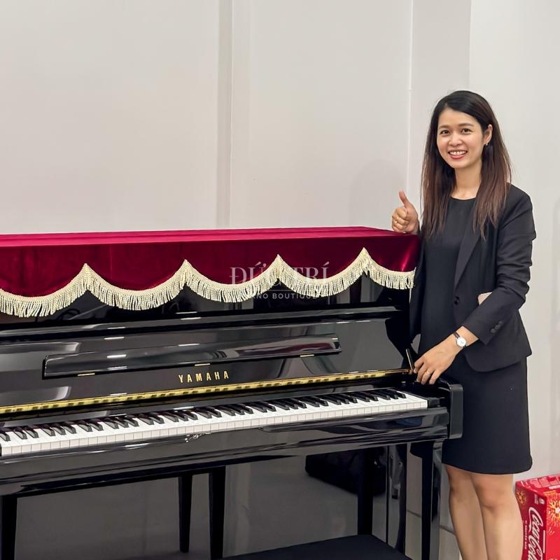 Bàn giao đàn Piano Yamaha U1J New Full Box 2025 của Piano Đức Trí 3 Nhân viên của Piano Đức Trí chụp hình cùng Đàn Yamaha U1J tại nhà của khách hàng