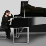 Nghệ sỹ Nazanin Aghakhani bên Bösendorfer Audi 280VC