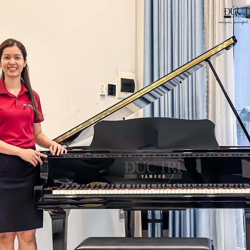 Yamaha CFX 18 Nhân viên của Piano Đức Trí chụp hình cùng chiếc đàn Yamaha CFX