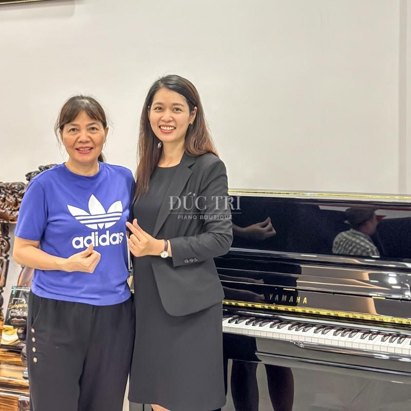Bàn giao đàn Piano Yamaha U1J New Full Box 2025 của Piano Đức Trí 4 Nhân viên của Piano Đức Trí chụp hình cùng khách hàng mua đàn Yamaha U1J