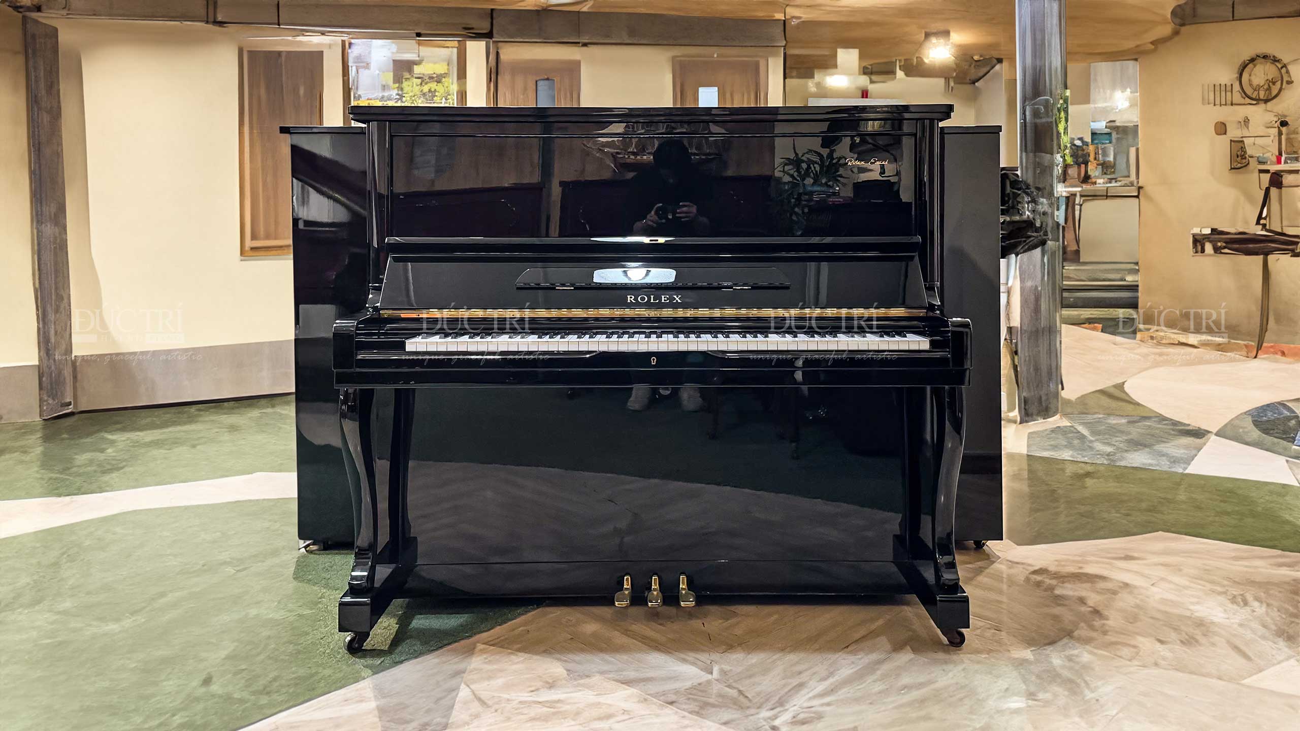 Rolex KR33 1 Đàn Piano Rolex KR33 là chiếc Upright đã qua sử dụng, dành cho người mới học piano