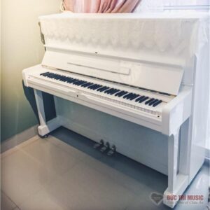 Toàn cảnh chiếc đàn Yamaha U1H màu trắng