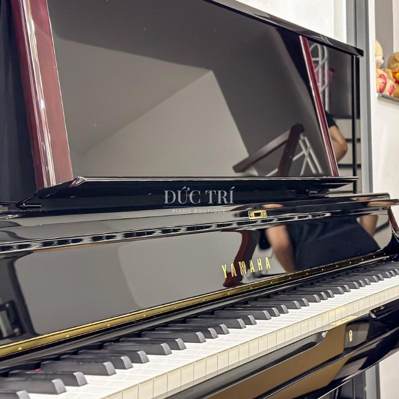 Bàn giao piano Yamaha YUS5 làm quà tặng cho con gái 2 Bàn phím và logo piano Yamaha YUS5