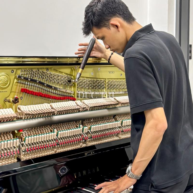 Bàn giao piano Yamaha YUS5 làm quà tặng cho con gái 7 Nhân viên kĩ thuật của Piano Đức Trí đang chỉnh đàn Yamaha YUS5 cho khách hàng
