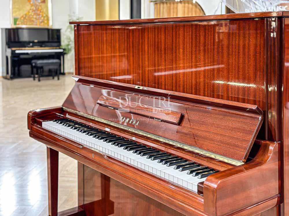 Đàn Piano Yamaha U3H màu gỗ walnut với các vân gỗ sọc