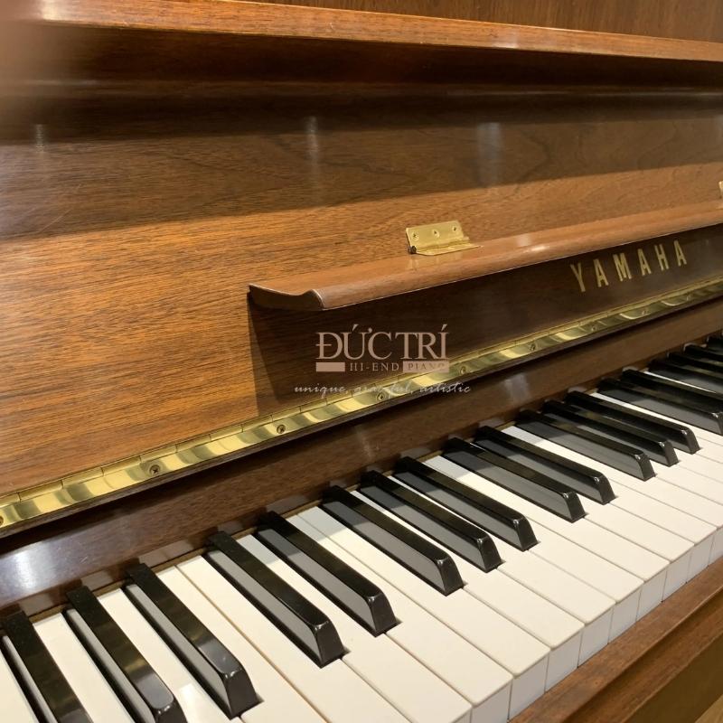 Yamaha U10WnC 7 Logo và bàn phím chiếc đàn Piano Yamaha U10WnC