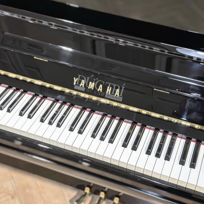Yamaha U100 16 Logo và bàn phím của đàn Yamaha U100