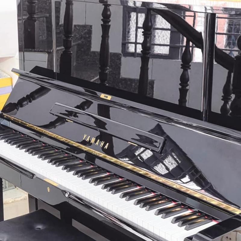 Yamaha U2F 11 Logo và bàn phím của đàn Yamaha U2F