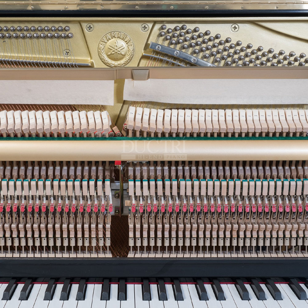 action đàn piano Yamaha U100