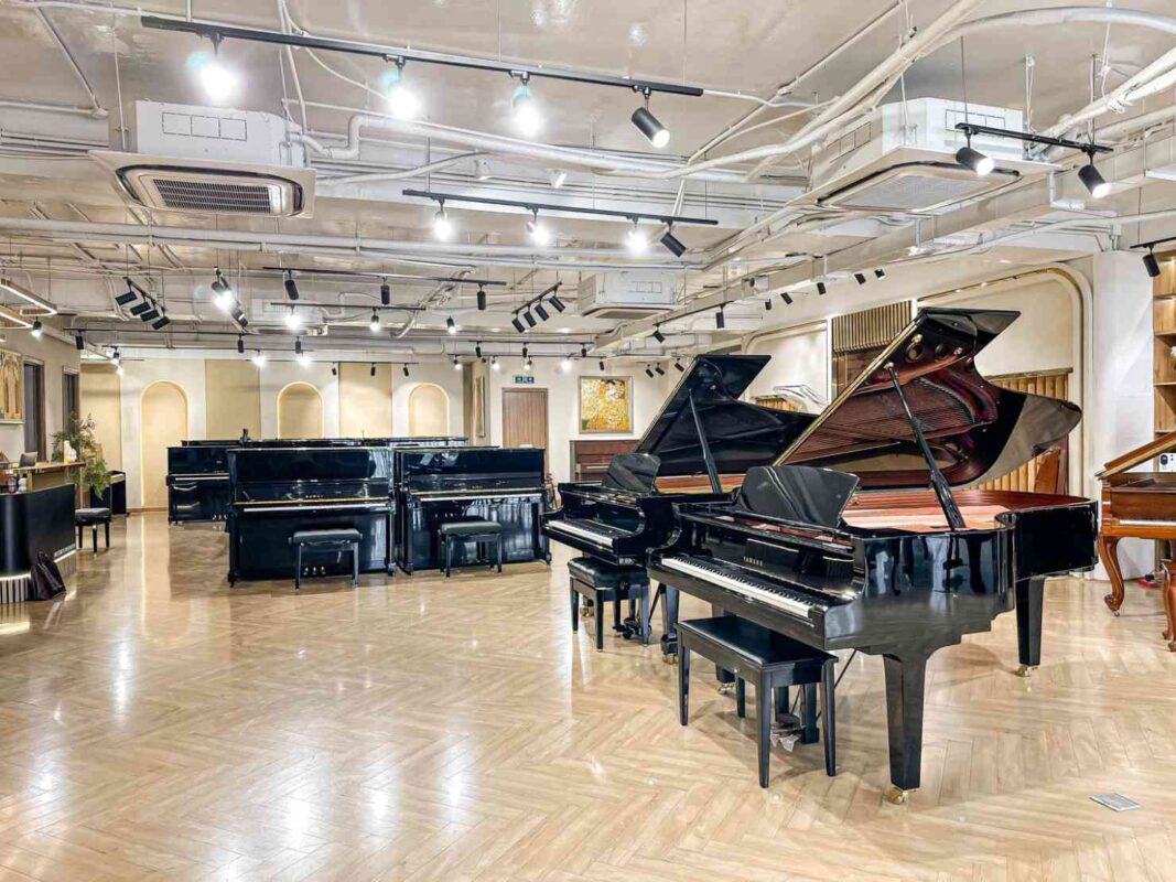 Hình ảnh 1 góc của showroom Piano Đức Trí trưng bày những chiếc đàn piano Cơ Upright và Grand