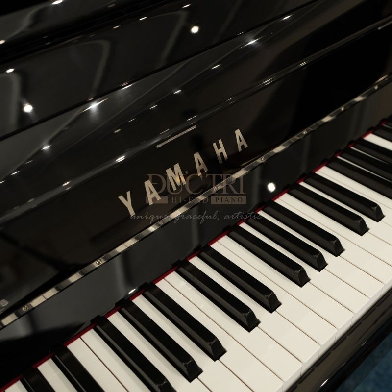 Hình ảnh cận cảnh bàn phím Đàn Piano Cơ Yamaha YU30CE Upright