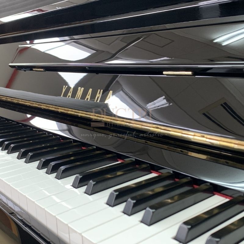 Hình ảnh cận cảnh bàn phím Đàn Piano Cơ Yamaha YU30LE Upright