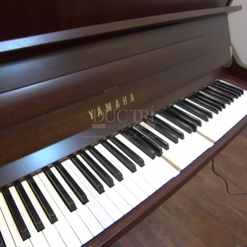 Hình ảnh cận cảnh bàn phím Đàn Piano Cơ Yamaha YU33W Upright