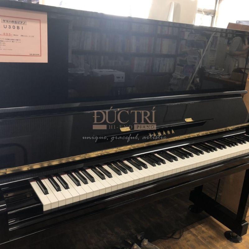 Hình ảnh góc nghiêng Đàn Piano Cơ Yamaha YU30CE Upright