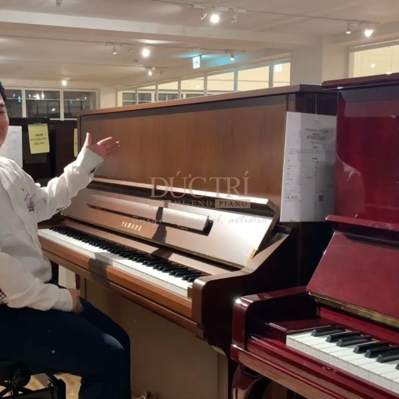 Hình ảnh góc nghiêng Đàn Piano Cơ Yamaha YU33W Upright