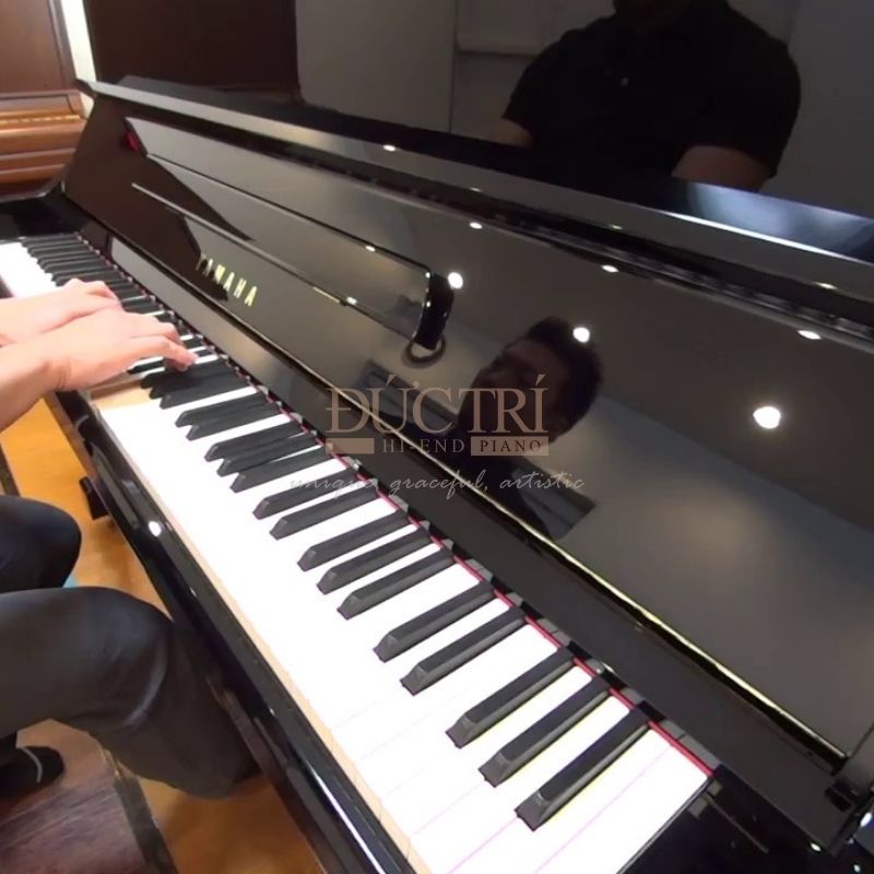 Hình ảnh góc nghiêng Đàn Piano Cơ Yamaha YU3CE Upright