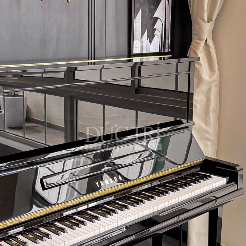 Yamaha U1 19 Bàn phím và logo của chiếc đàn piano Yamaha U1
