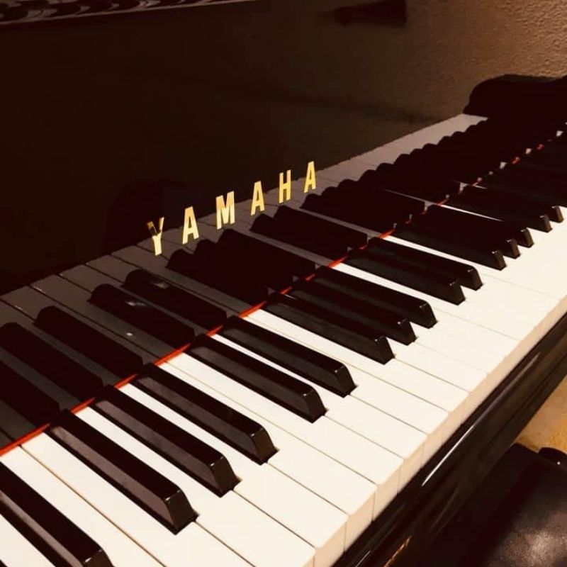 Yamaha C7B 20 Bàn phím và logo piano Yamaha C7B
