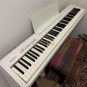 Hình ảnh góc cạnh của Đàn Piano Roland F-130R