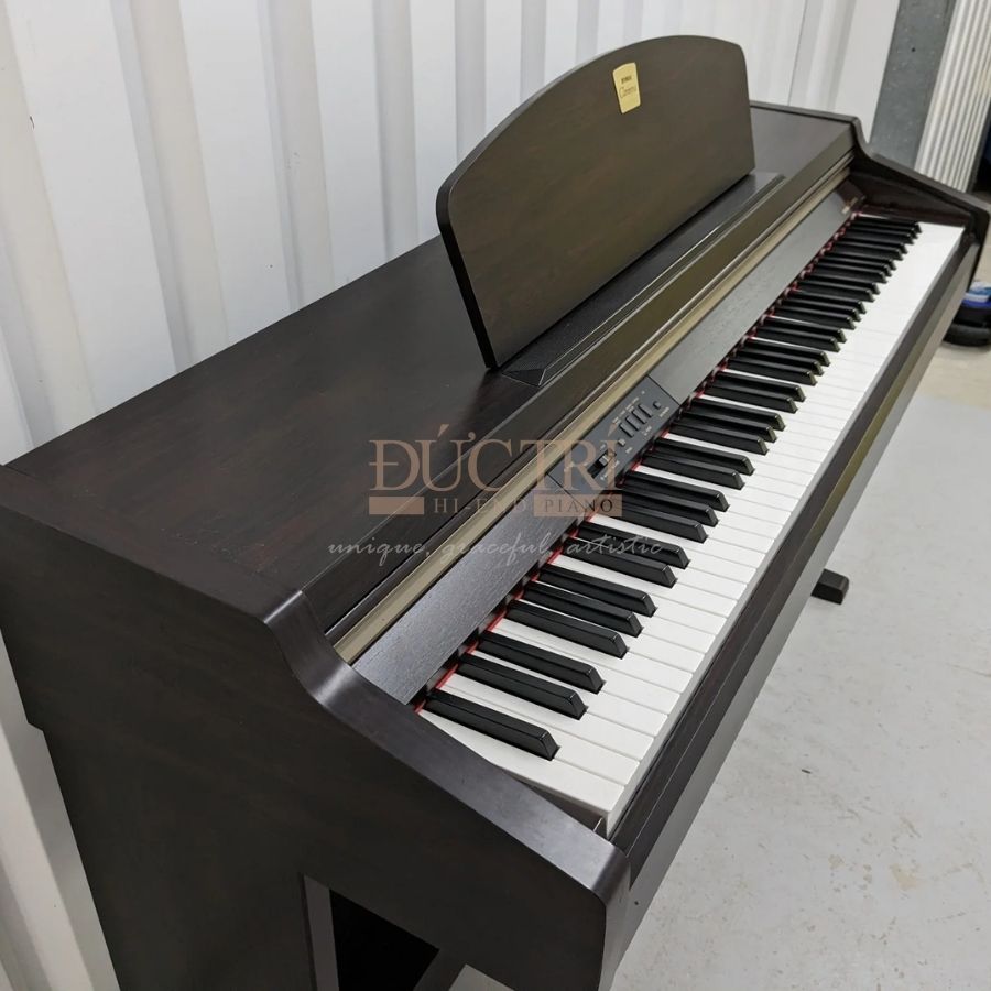 Hình ảnh góc nghiêng Đàn Piano Yamaha CLP-825