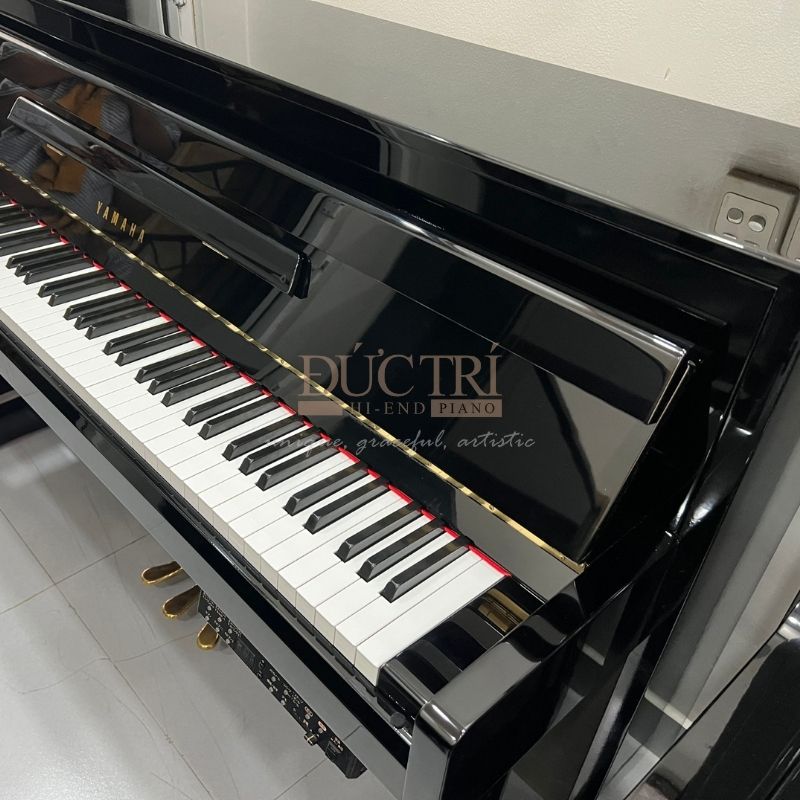 Hình ảnh góc nghiêng Đàn Piano Yamaha DUP20