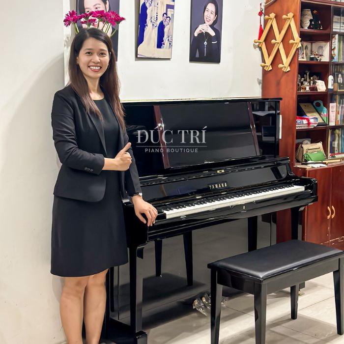 Yamaha YUS5 5 Khách hàng chụp hình cùng với chiếc đàn piano Yamaha YUS5