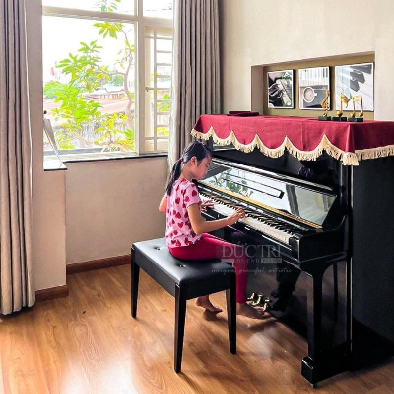Yamaha U3H 32 Khách hàng đang chơi piano Yamaha U3H được Piano Đức Trí bàn giao