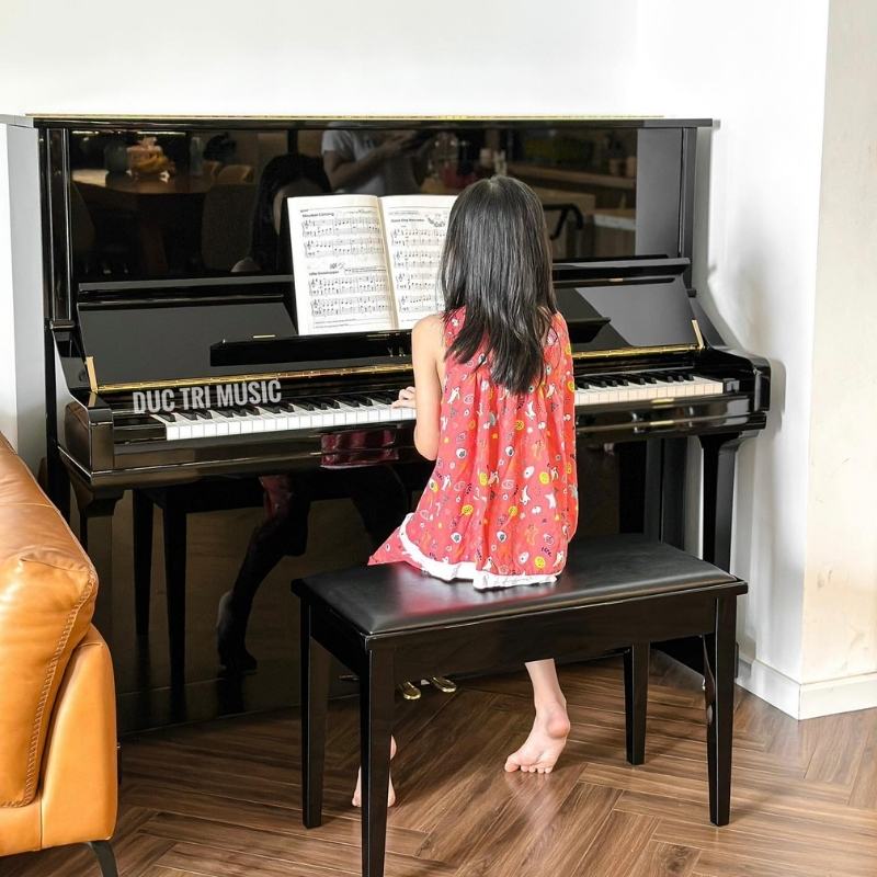 Yamaha U2H 12 Khách hàng đang trải nghiệm trực tiếp đàn Yamaha U2H