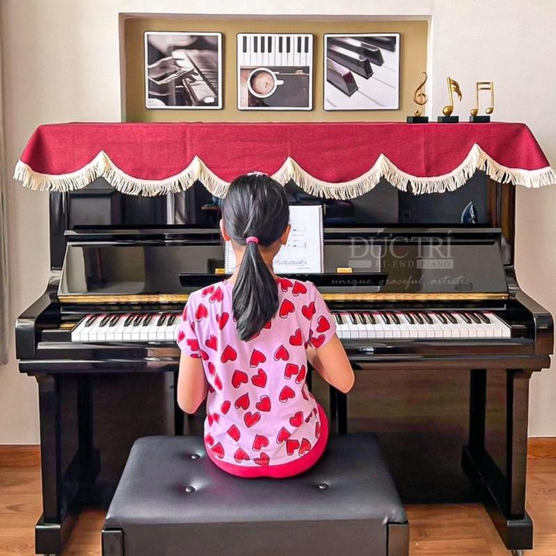Yamaha U3H 31 Khách hàng nhí đang trải nghiệm chiếc Piano Yamaha U3H