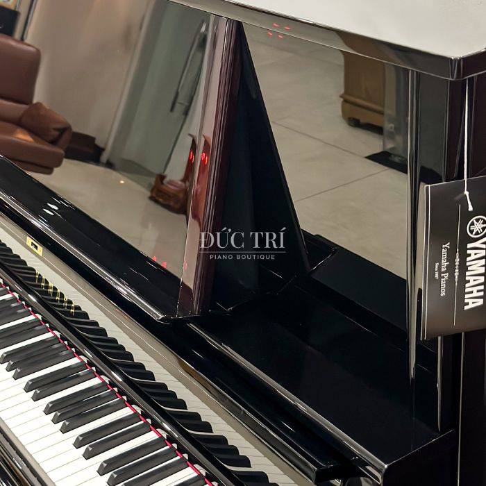 Bàn giao đàn piano Yamaha YUS5 phiên bản 2025 mới của Piano Đức Trí 6 Logo và các phím trên chiếc đàn piano Yamaha YUS5