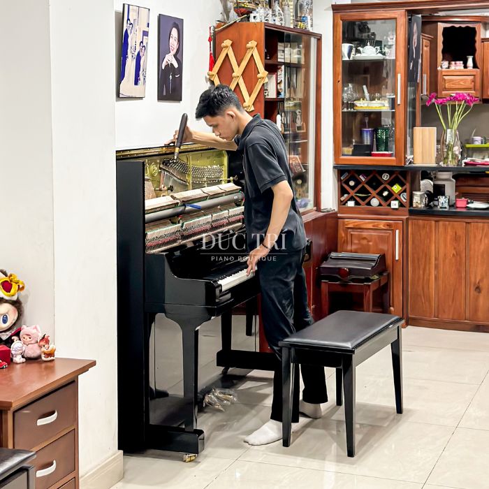 Bàn giao đàn piano Yamaha YUS5 phiên bản 2025 mới của Piano Đức Trí 2 Nhân viên kĩ thuật của Piano Đức Trí đang điều chỉnh dây đàn piano Yamaha YUS5 cho khách hàng